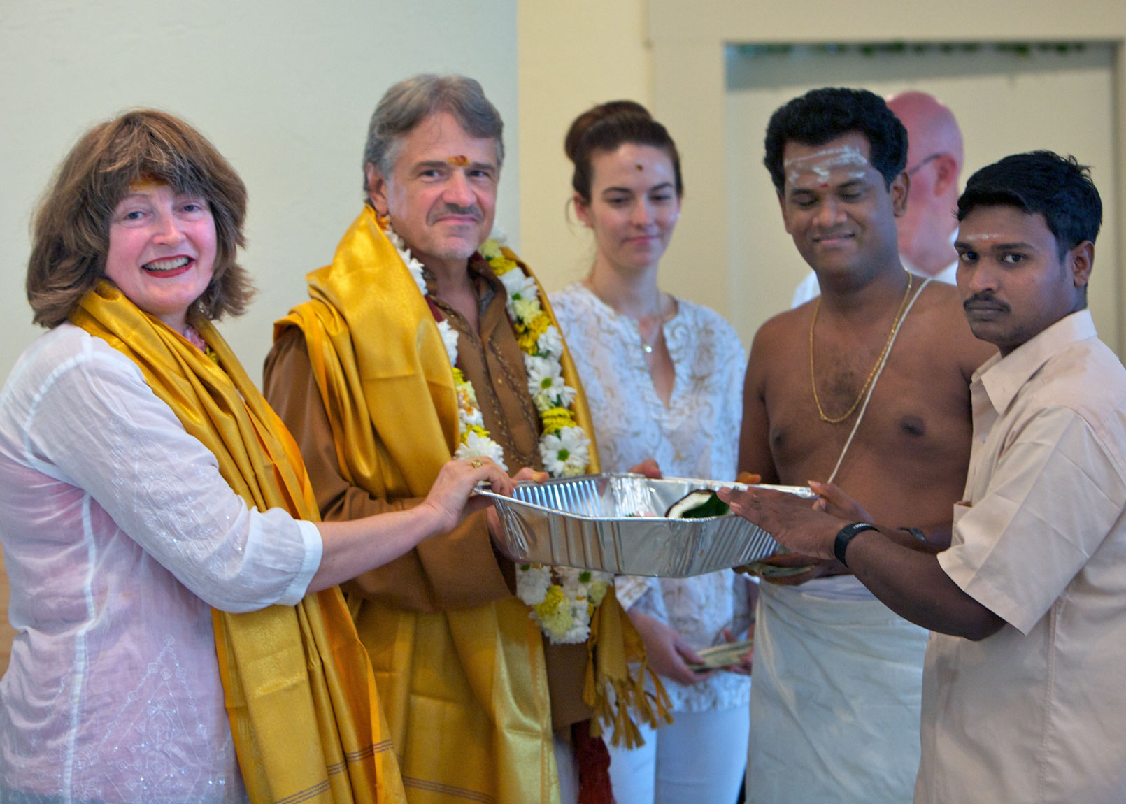 Shilpi Sridhar receives dakshina offering.