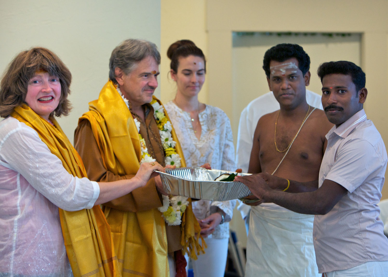 Shilpi Selvaraj receiving dakshina.